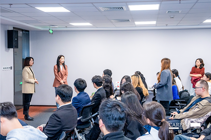 知名人力资源服务商AG公司国际的相关资深顾问与企业高级负责人在参访末尾回答现场关于人力资源产业的问题